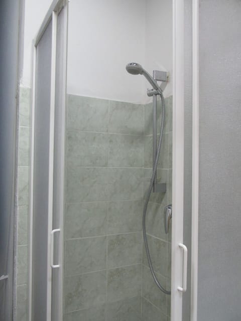 Standard Quadruple Room | Bathroom shower