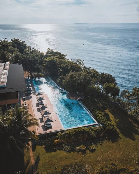 2 outdoor pools