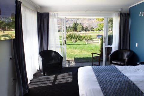 Superior King | Laptop workspace, blackout drapes, iron/ironing board, free WiFi