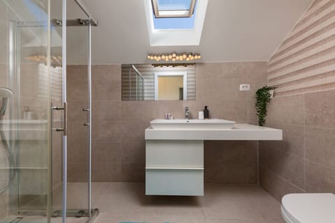 Shower, rainfall showerhead, free toiletries, hair dryer