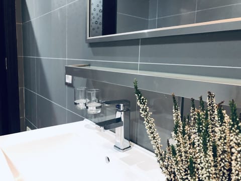 Classic Twin Room | Bathroom | Jetted tub, free toiletries, hair dryer, slippers