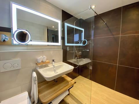Panoramic Studio | Bathroom | Shower, rainfall showerhead, hair dryer, heated floors