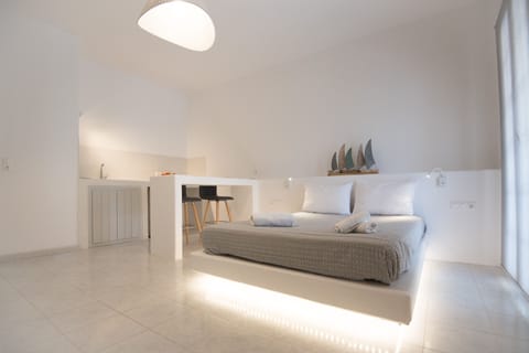 Studio (3 Adults) | In-room safe, iron/ironing board, free WiFi