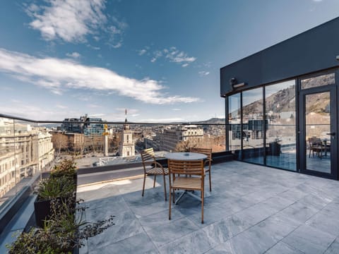 Suite, Balcony | Premium bedding, minibar, in-room safe, desk