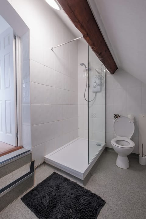 Standard Double Room, 1 Double Bed | Bathroom | Shower, towels