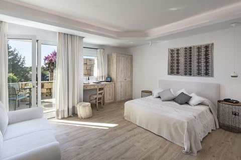 Premium bedding, minibar, in-room safe, desk