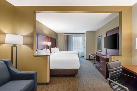 Suite, Non Smoking | Premium bedding, desk, iron/ironing board, free cribs/infant beds