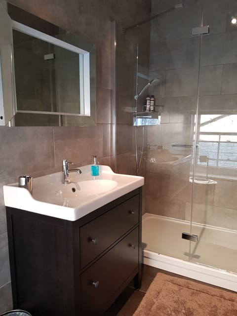 Deluxe Double or Twin Room, Ensuite, Garden View (Arthur's Gate) | Bathroom | Free toiletries, hair dryer, towels