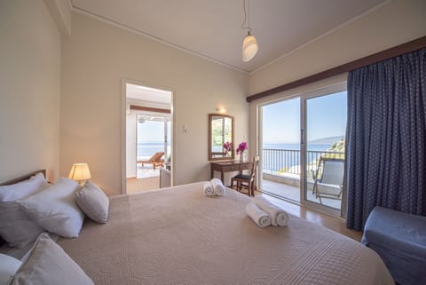 Family Suite | Blackout drapes, soundproofing, iron/ironing board, free WiFi