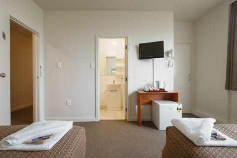Ensuite Twin Room | In-room safe, desk, iron/ironing board, free WiFi