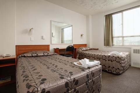 Ensuite Twin Room | In-room safe, desk, iron/ironing board, free WiFi