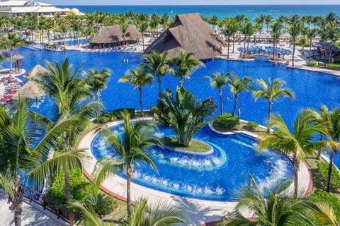 3 outdoor pools, sun loungers