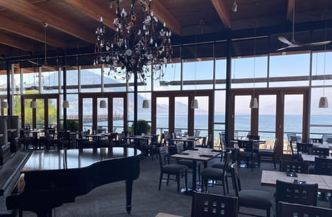 2 restaurants; breakfast, lunch, and dinner served