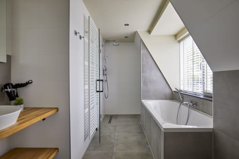 Luxury Double Room | Bathroom | Free toiletries, hair dryer, towels