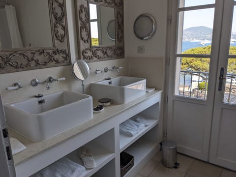 Double Room, Balcony (Vue mer) | In-room safe, desk, iron/ironing board, free WiFi