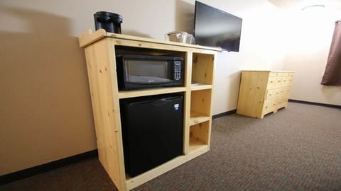 Room, 1 King Bed | Mini-refrigerator