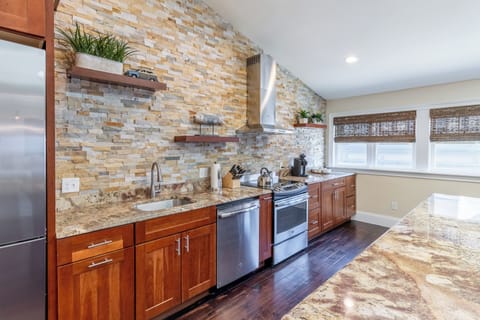 Luxury Apartment, 3 Bedrooms, Ensuite | Private kitchen | Fridge, microwave, oven, stovetop