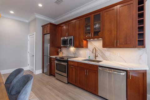 Luxury Condo, 3 Bedrooms, Balcony, Harbor View | Private kitchen | Fridge, microwave, oven, stovetop