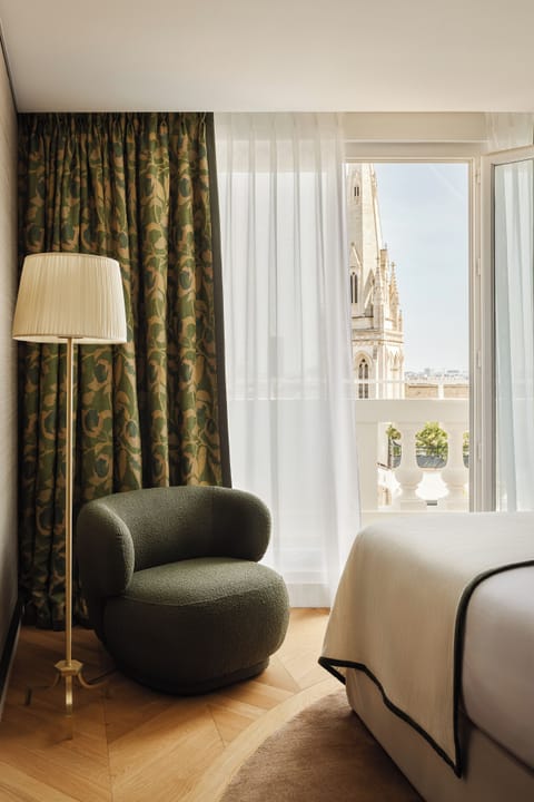 Eiffel Suite | Premium bedding, minibar, in-room safe, desk