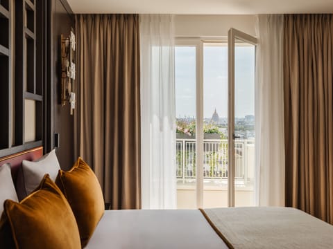 Eiffel Terrace Suite | Premium bedding, minibar, in-room safe, desk
