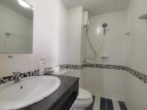 Shared Dormitory, 4 Bedrooms | Bathroom | Free toiletries, towels