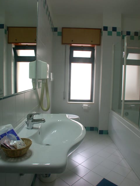 Classic Double Room | Bathroom | Rainfall showerhead, free toiletries, hair dryer, bidet