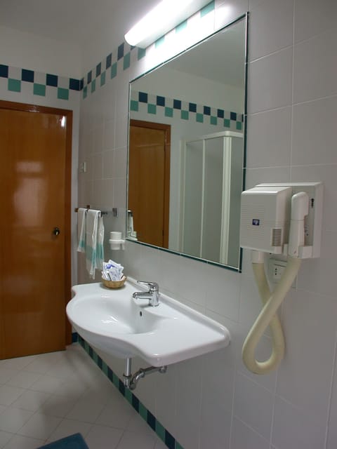Triple Room | Bathroom | Rainfall showerhead, free toiletries, hair dryer, bidet