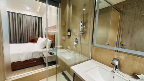 Club Room | Bathroom | Shower, free toiletries, hair dryer, slippers