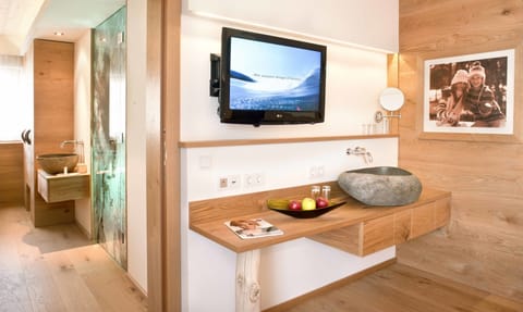 Triple Room | In-room safe, free WiFi, bed sheets