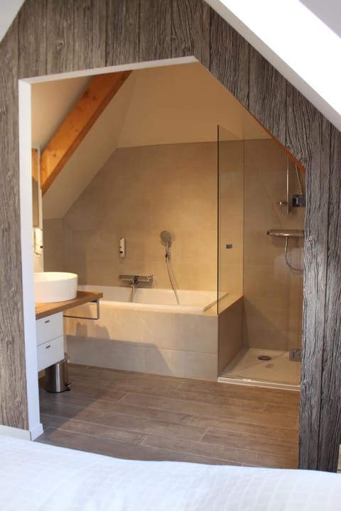 Luxury Suite | Bathroom | Free toiletries, hair dryer, towels