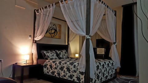 Comfort Double Room | Minibar, in-room safe, desk, iron/ironing board