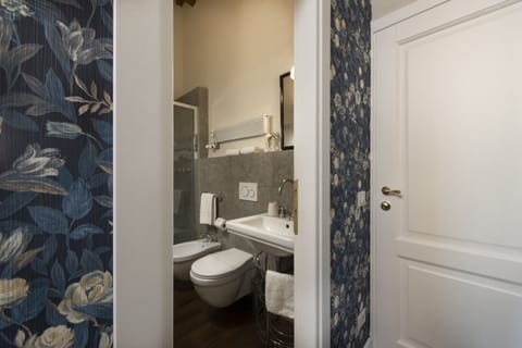 Deluxe Room | Bathroom | Shower, rainfall showerhead, free toiletries, hair dryer