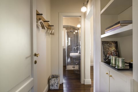 Shower, rainfall showerhead, free toiletries, hair dryer