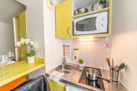 Studio, 1 Double Bed | Private kitchen | Fridge, microwave, stovetop, cookware/dishes/utensils