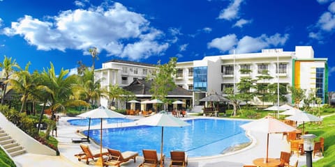 Outdoor pool, sun loungers