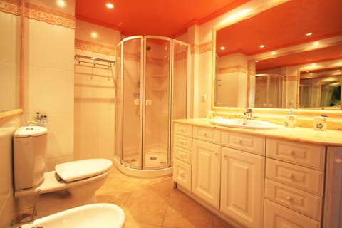 Apartment, 2 Bedrooms, Sea View | Bathroom | Shower, free toiletries, hair dryer, bidet