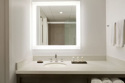 Combined shower/tub, free toiletries, hair dryer, towels