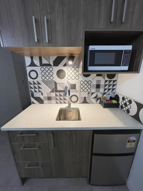 Deluxe Double Room, 1 King Bed, Kitchenette | Private kitchenette | Fridge, electric kettle