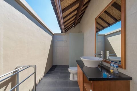 Bungalow, Sea View | Bathroom | Shower, free toiletries, hair dryer, slippers