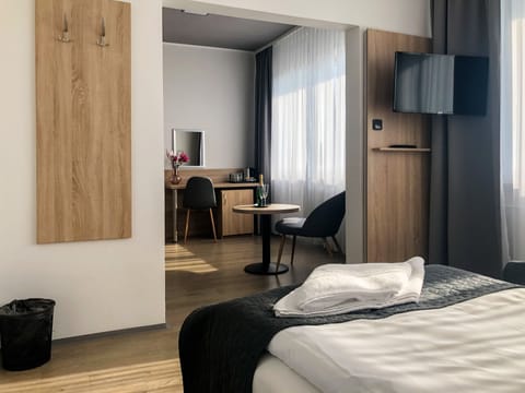 Comfort Quadruple Room | Desk, blackout drapes, free WiFi, bed sheets