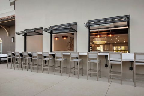 Serves dinner and happy hour