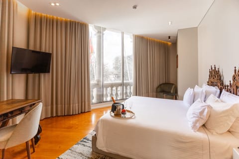 Suite | Pillowtop beds, desk, soundproofing, free WiFi
