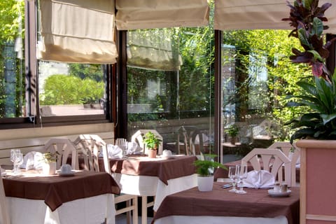 Breakfast, lunch, dinner served; Regional cuisine, alfresco dining 