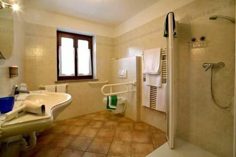 Double or Twin Room | Bathroom | Shower, hair dryer, bidet, towels