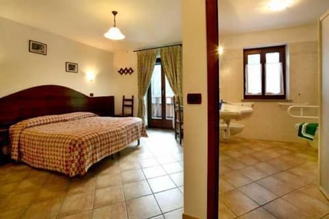 Double or Twin Room | Desk