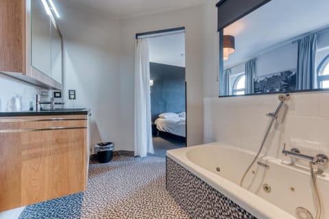 Double Room | Bathroom | Free toiletries, hair dryer, towels