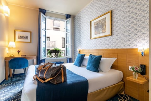 Double or Twin Room (Chambre Baudelaire) | In-room safe, desk, soundproofing, iron/ironing board