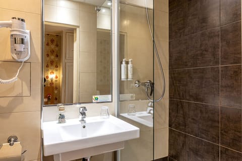 Triple Room (Chambre Dumas) | Bathroom | Combined shower/tub, free toiletries, hair dryer, towels
