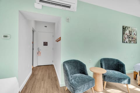 Signature Room, 2 Queen Beds | Living area