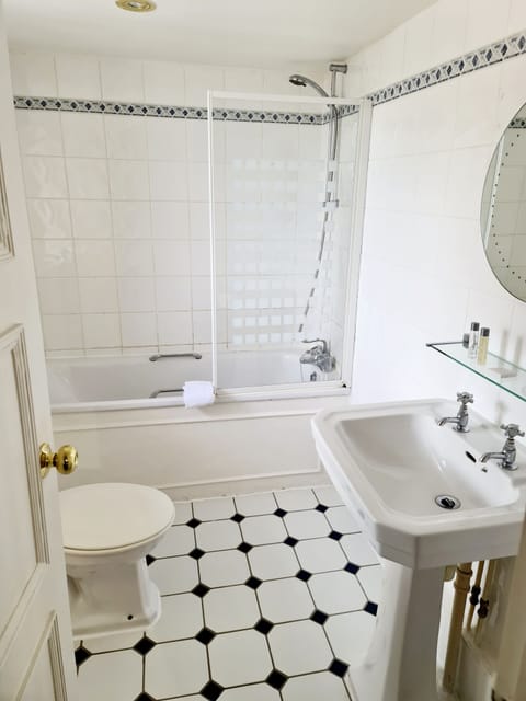 Combined shower/tub, free toiletries, hair dryer, towels